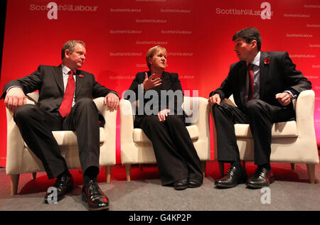 Da sinistra a destra. I candidati laburisti scozzesi Tom Harris, Johann Lamont e Ken Macintosh hanno chiacchierato prima della prima guida alla Royal Concert Hall di Glasgow alla conferenza di revisione del Partito laburista scozzese. Foto Stock