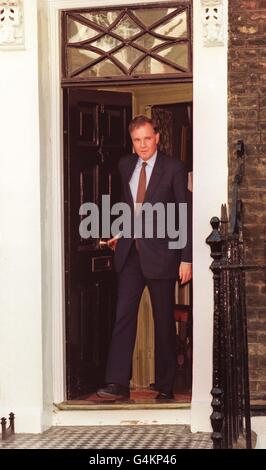 Jonathan Aitken lascia casa 2 Foto Stock