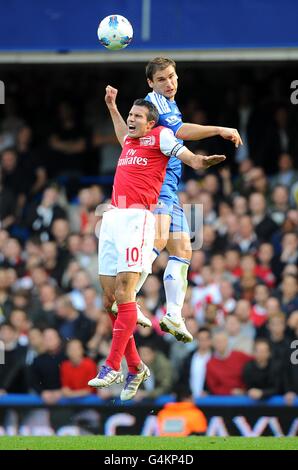 Calcio - Barclays Premier League - Chelsea / Arsenal - Stamford Bridge. Branislav Ivanovic di Chelsea e Robin van Persie di Arsenal (a sinistra) combattono per la palla in aria Foto Stock