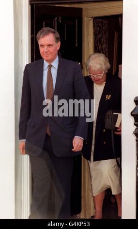 Jonathan Aitken esce di casa Foto Stock