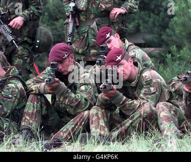 Soldati britannici del 1° Battaglione, il reggimento paracadute si allenano alla base militare Petrovic, in Macedonia. Sono tra le forze che sono disposte a trasferirsi in Kosovo in caso di accordo tra NATO e Jugoslavia. Foto Stock