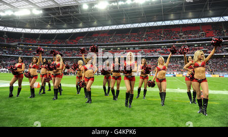 Football americano - NFL - Tampa Bay Buccaneers / Chicago Bears - Wembley Stadium. Tampa Bay Buccaneer cheerleader in azione Foto Stock