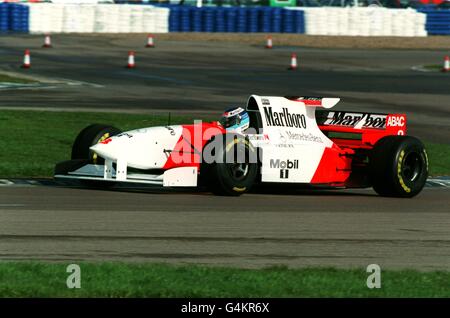 MIKA HAKKINEN TESTA LA NUOVA VETTURA DA CORSA MCLAREN FORMULA UNO Foto Stock