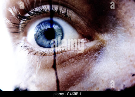 Intenso di close-up di un bulbo oculare. Reminiscenza di un film horror... Foto Stock