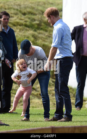 Il principe Harry (destra) con Zara Tindall e sua figlia Mia grazia dopo una carità polo corrispondono a Beaufort Polo Club a Tetbury, nel Gloucestershire. Foto Stock