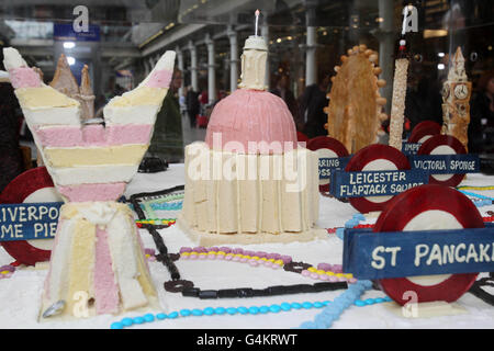 Una torta gigante in mostra al lancio della Mark National Baking Week nella stazione internazionale di St Pancras, Londra. Foto Stock