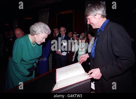 La Regina Elisabetta II della Gran Bretagna in un ricevimento per il 50° anniversario del Consiglio d'Europa, tenuto al St. James's Palace di Londra. Foto Stock
