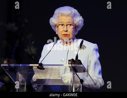 Queen Elizabeth incontra il re Costantino del elleni Foto Stock