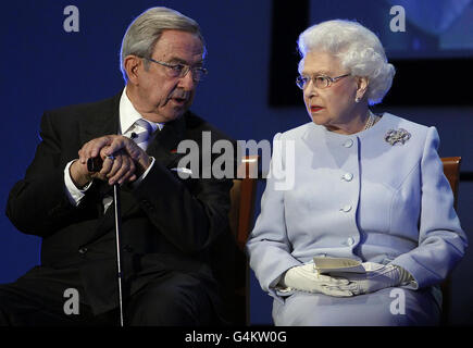 La regina Elisabetta II (a destra) parla con il re Costantino degli Hellenes, durante la cerimonia di apertura della Round Square International Conference al Wellington College, Crowthorne, Berkshire, Inghilterra. Foto Stock