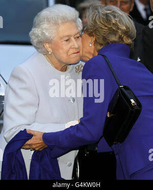 Queen Elizabeth incontra il re Costantino del elleni Foto Stock