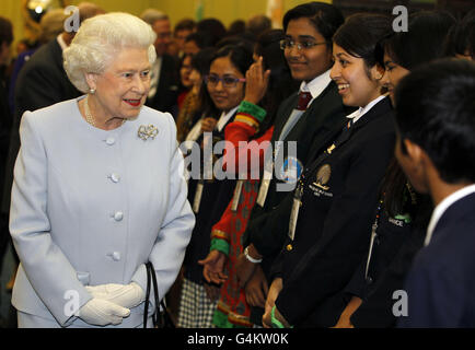 La regina Elisabetta II (a sinistra) incontra gli studenti dopo aver aperto ufficialmente la Round Square International Conference al Wellington College, Crowthorne, Berkshire, Inghilterra. Foto Stock