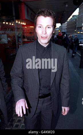 Blocco Stock e due barili di fumo stella Nick Moran che arriva allo Sky Magazine Fashion Awards, presso la Sound Republic a Londra Leicester Square. Foto Stock