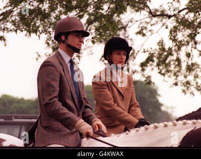 Il Principe Edoardo della Gran Bretagna e il suo fidanzato Sophie Rhys-Jones a cavallo mentre frequentano i Windsor Horse Trials, dove guardavano il padre del Principe, il Duca di Edimburgo, gareggiare in sentieri. Foto Stock