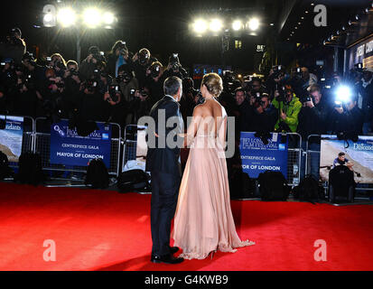 George Clooney (a sinistra) e Stacy Keibler arrivano alla prima dei discendenti all'Odeon Leicester Square di Londra, come parte del 55° BFI London Film Festival. Foto Stock