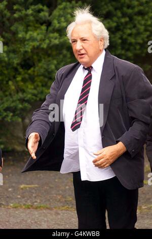 Il regista Michael Winner arriva alla chiesa di St. James a Mallow, nella contea di Cork, per i funerali di Oliver Reed. Amici di celebrità sono volati in Irlanda per brindare la stella, che è stato sepolto in vista del suo pub preferito. Foto Stock