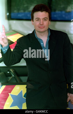 L'attore Mike Myers durante una fotocall al Planet Hollywood di Cannes per lanciare "Austin Powers: The Spy Who Shagged Me", durante il Festival del Cinema di Cannes del 1999 in Francia. Il film è il sequel di "Austin Powers: International Man of Mystery". Foto Stock