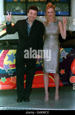 Mike Myers e Heather Graham durante una fotocellula al Planet Hollywood di Cannes per lanciare 'Austin Powers: The Spy Who Shagged Me', durante il Festival del Cinema di Cannes 1999 in Francia. Il film è un sequel di 'Austin Powers: International Man of Mystery'. Foto Stock