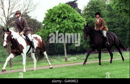 Il Principe Edoardo della Gran Bretagna e il suo fidanzato Sophie Rhys-Jones in occasione dei Windsor Horse Trials, dove guardarono il padre del Principe, il Duca di Edimburgo, gareggiare in sentieri. Foto Stock