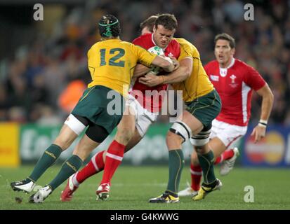 Rugby Union - Coppa del mondo di Rugby 2011 - finale Bronze - Galles / Australia - Eden Park. Berrick Barnes in Australia (a sinistra) e ben McCalman (a destra) affrontano Jamie Roberts in Galles (al centro) Foto Stock