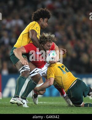 Andy Powell (centro) del Galles viene sfidato da Radyke Samo, in Australia (A sinistra) e Berrick Barnes (a destra) Foto Stock