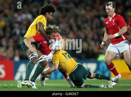 Andy Powell (centro) del Galles viene sfidato da Radyke Samo (a sinistra) e Berrick Barnes (a destra) in occasione della terza partita Play Off all'Eden Park, Auckland, Nuova Zelanda. Foto Stock