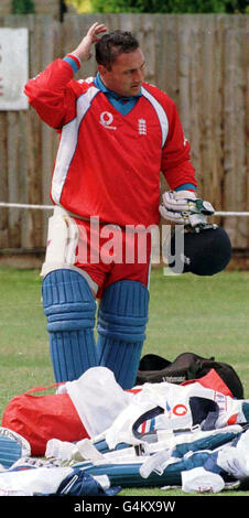 INGHILTERRA Practice/Ealham. Inglese Bowler Mark Ealham durante la pratica, al St. Lawrence Ground di Canterbury, Kent. Foto Stock