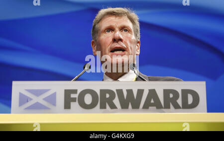 Kenny MacAskill MSP, segretario di gabinetto per la Giustizia, si occupa della 77° conferenza annuale del Partito Nazionale Scozzese all'Eden Court Theatre di Inverness. Foto Stock