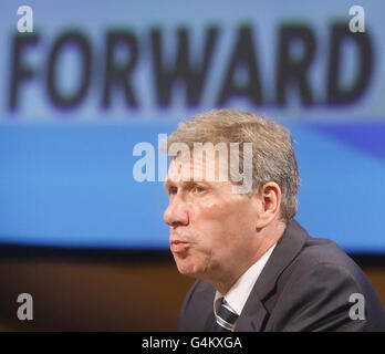 Kenny MacAskill MSP, segretario di gabinetto per la Giustizia, si occupa della 77° conferenza annuale del Partito Nazionale Scozzese all'Eden Court Theatre di Inverness. Foto Stock