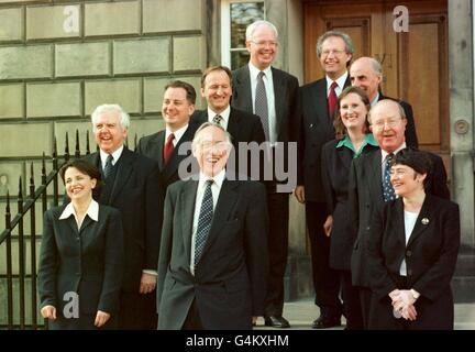 Primo ministro della Scozia Donald Dewar (fronte) e il suo primo gabinetto a servire nella coalizione Labour/Liberal-Democratici. (l/r) Wendy Alexander, Lord Hardie, Jack McConnell, Tom McCabe, Jim Wallace, Henry McLeish, Sam Gabraith, Susan Deacon, Ross Finnie, Sarah Boyack. * Wendy Alexander (Comunità) Lord Hardie (Lord Advocate) Jack McConnell (Finanza) Tom McCabe (Business Manager) Jim Wallace (Vice primo Ministro e Giustizia) Henry McLeish (impresa) Sam Gabraith (Educazione) Susan Deacon (Salute) Ross Finnie (Affari rurali) Sarah Boyack (Trasporti e ambiente). Foto Stock