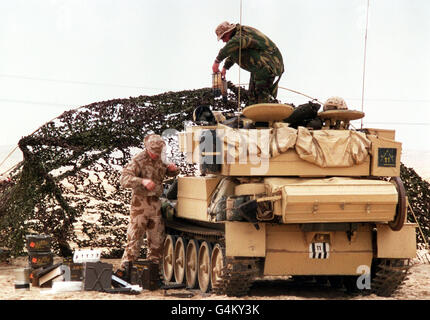 Soldati britannici durante la guerra del Golfo: Un veicolo blindato della Royal Lancers della 16a/5a regina (parte della 7esima Brigata blindata) è caricato con i depositi freschi e le armi nel deserto Saudita arabo durante la guerra del Golfo. Foto Stock