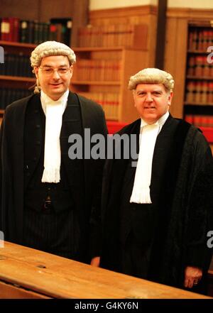 Ufficiali di legge al nuovo Parlamento scozzese (R) il Lord Advocate Lord Hardie, con il Solicitor General Colin Boyd, dopo essere stato giurato alla Corte di sessione, Edimburgo. Foto Stock