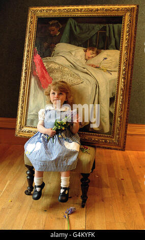 Emily Millais, il grande, grande grandaugter di Sir John Everett (1829-1896), che dipinse il ritratto personale di sua figlia Carrie, Sleeping, che sarà messo all'asta a Christies. Foto Stock