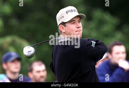 Campione in carica del torneo Open di inglese Lee Westwood, tee off sulla 17 Hole, a Hanbury Manor in Hertfordshire, il primo giorno del torneo. Foto Stock