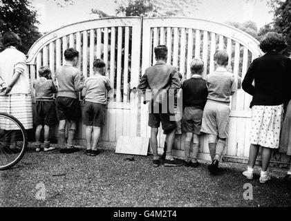 I bambini si avvistano attraverso le porte della casa a Englefield Green, Surrey, sperando di avere un'idea della star del film di Hollywood Marilyn Monroe. È in Inghilterra con il suo marito di drammaturgo Arthur Miller per fare un film con Sir Laurence Olivier. Foto Stock