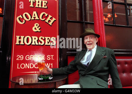 L'attore veterano Peter o'Toole, al di fuori del pub Coach and Horses di Soho, Londra, sta facendo il suo ritorno alla scena londinese in 'Jeffrey Bernard is Unwell', ricreando il ruolo del titolo che ha giocato per la prima volta nella produzione originale del West End del gioco di Keith Waterhouse nel 1989. Foto Stock