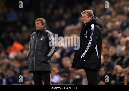 Roy Hodgson, direttore di West Bromwich Albion (a destra), con il manager di Liverpool Kenny Dalglish sulla linea di contatto Foto Stock