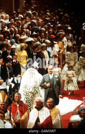 Earl Spencer conduce sua figlia, Lady Diana Spencer, lungo la navata nella Cattedrale di San Paolo, per il suo matrimonio con il Principe di Galles. Earl Spencer morì il 29 marzo 1992. Foto Stock