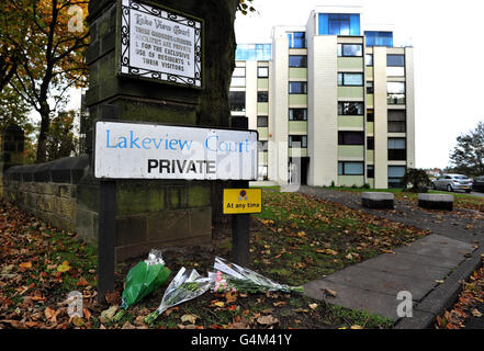 I tributi floreali hanno lasciato fuori la casa di Leeds del DJ veterano e dell'emittente Sir Jimmy Savile, morto, all'età di 84 anni. Foto Stock