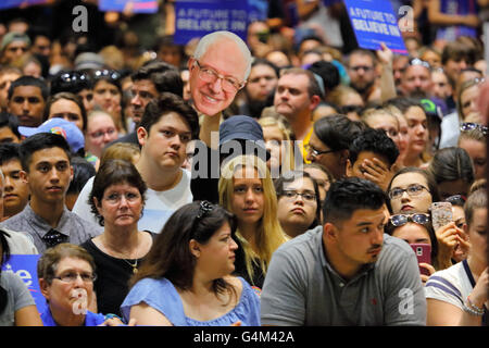 La gente ascolta Bernie Sanders parla al Rally Presidenziale, modesto, CA Foto Stock