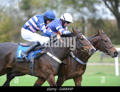 Hope Point, cavalcato da Dave Crosse (a destra), vince l'Huntingdon Fillies Juvenile Hobble davanti alla regina delle Galloping, cavalcata da Marc goldstein (a sinistra) Foto Stock