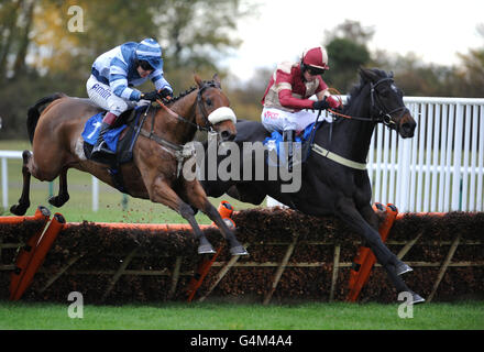 Bowntobebad guidato da Noel Fehily (a destra) salta davanti a Valley Lad guidato da Richard Johnson (a sinistra) per andare a vincere il Join Today a rewards4racing.com Novices' Chase Foto Stock