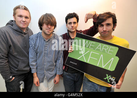 I vaccini, Justin Young (2° a sinistra) e Freddie Cowan a XFM a Manchester con DJ Tim Cocker (a sinistra) e Jim Salveson (a destra). Foto Stock