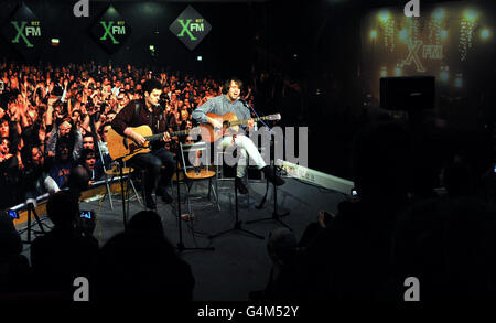 Justin Young (a destra) e Freddie Cowan dei vaccini suonano dal vivo al XFM di Manchester. Foto Stock