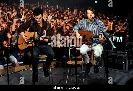 Justin Young (a destra) e Freddie Cowan dei vaccini suonano dal vivo al XFM di Manchester. Foto Stock