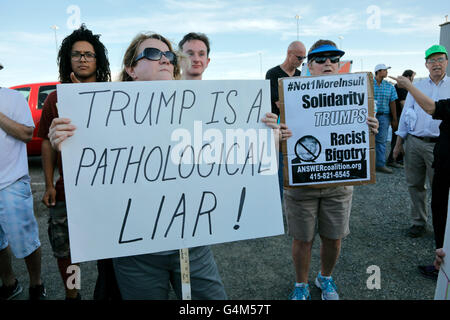 I manifestanti contro il repubblicano presunto candidato presidenziale Donald Trump a California Rally della campagna Foto Stock