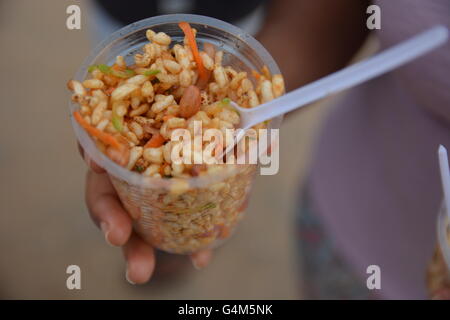 Mumbai, India - 26 Ottobre 2015 - Il cibo indiano charmuri preparato da donna in Mumbai Foto Stock