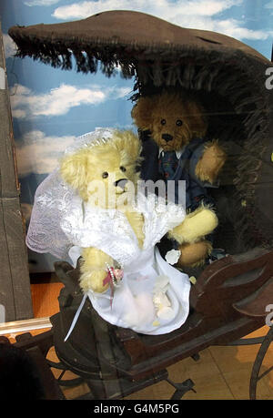 La Festa del matrimonio si esibirà a Windsor in questa vetrata del negozio di orsacchiotto Windsor che mostra "Prince Teddy" il giorno del suo matrimonio. Il Principe Edoardo e Sophie Rhys-Jones si sposeranno più tardi in una cerimonia presso la Cappella di St Georges a Windsor. Foto Stock