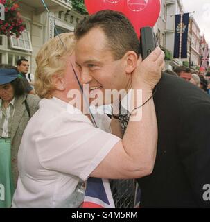 Royal Wedding/Paul Burrell kiss 2 Foto Stock