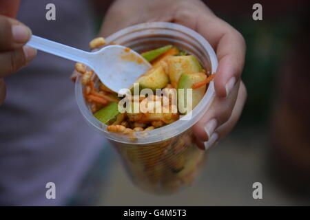 Mumbai, India - 26 Ottobre 2015 - Il cibo indiano charmuri preparato da donna in Mumbai Foto Stock