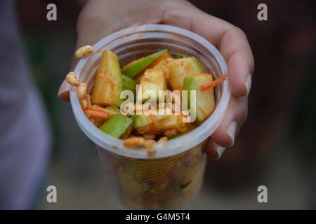 Mumbai, India - 26 Ottobre 2015 - Il cibo indiano charmuri preparato da donna in Mumbai Foto Stock